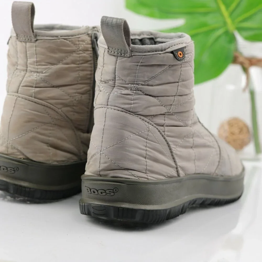 Bogs‎ Womens Snowday Boot Size 7 Waterproof Gray Beige Quilted Insulated Bootie